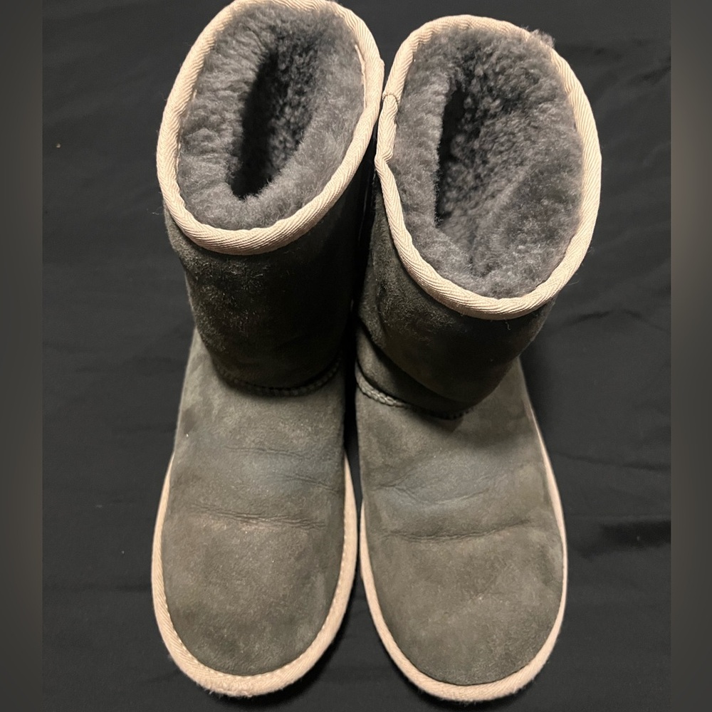 Olive green ugg kids boots size 5y